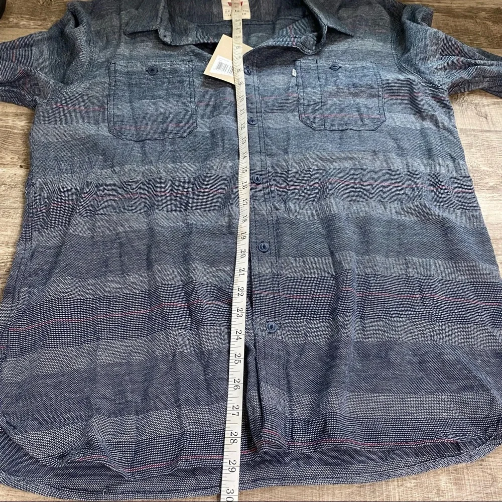Levi’s Men’s standard fit blue striped long sleeve button down shirt
